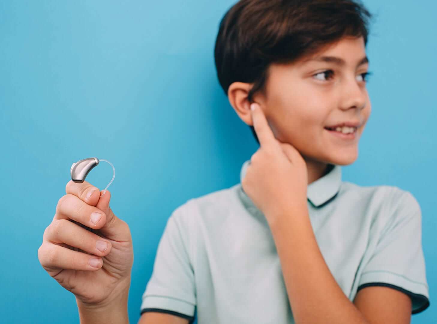 Imagem de uma criança com aparelho auditivo