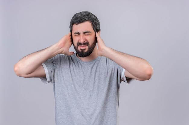 Homem tampando os ouvidos